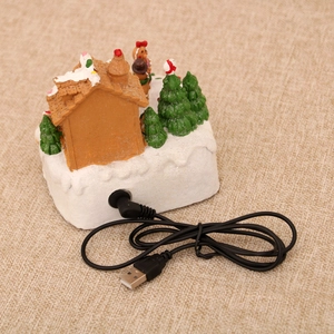 Vue détaillée d'une maison de Noël enneigée avec lumières LED et câble d'alimentation USB