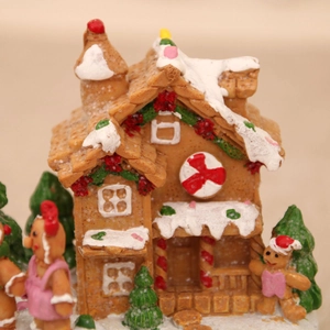 Détail macro d'une maison en pain d'épices avec figurines et texture de glaçage