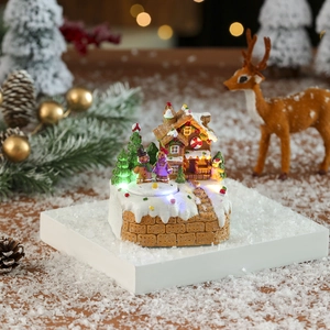 Détail d'une maison en pain d'épices de Noël LED avec figurines et base enneigée