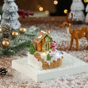 Détail de la maison en pain d'épices LED avec bonhomme de neige et sapin miniature