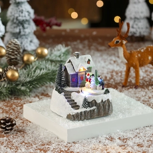 Détail macro d'une maison de Noël en résine peinte à la main avec lumières LED chaudes