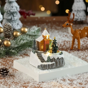 Vue macro de l'église de Noël LED lumineuse avec arbres enneigés et décorations