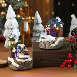 Casetta del villaggio di Natale in resina con luci LED rotanti e decorazioni innevate