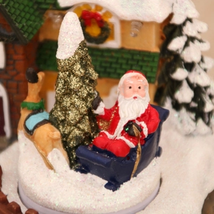 Dettaglio di Babbo Natale in una slitta blu con albero di Natale dorato e una renna