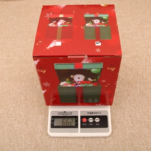 Detailed view of the 662g weight measurement for the musical Christmas gift box