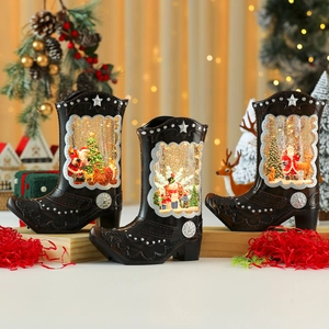 Trois bottes de Noël lumineuses avec scènes de Père Noël et bonhomme de neige, lumière chaude