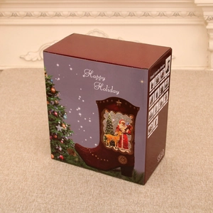 Détail de la boîte cadeau de Noël rouge montrant le texte Happy Holiday et des graphismes