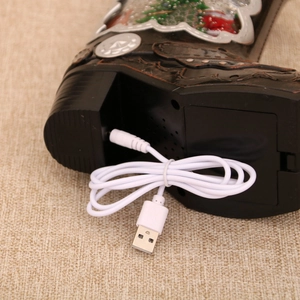 Détail de la botte lumineuse de Noël montrant le port de charge USB et la base