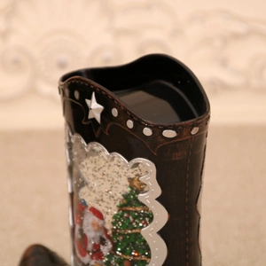 Détail de la boîte à musique botte de Noël rétro avec Père Noël et décor hivernal