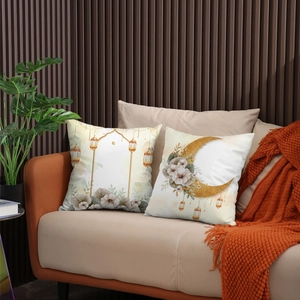 Deko-Kissen-Set in Cremeweiß mit goldenem Mond und floralem Aquarellmuster auf dem Sofa