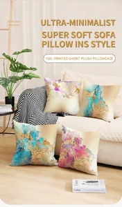 Dettaglio di federe in peluche corto nordico con motivi in marmo e foglia d'oro