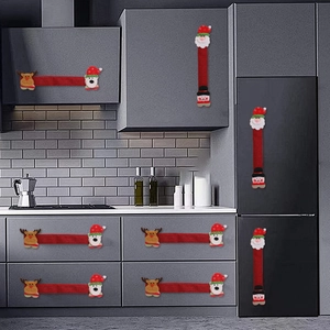 Detalle de fundas navideñas para manijas de microondas con diseños de Papá Noel y renos