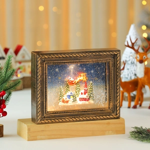 Detalle del marco de bola de nieve navideña con Papá Noel y luces LED brillantes
