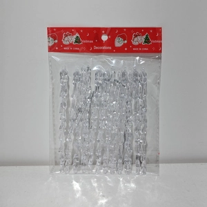 Vue détaillée de glaçons de Noël en acrylique transparent dans un emballage rouge