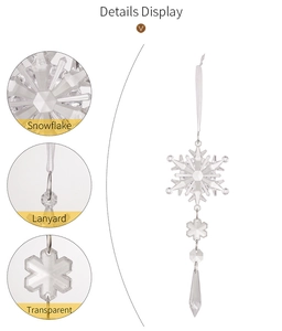 Detalle del adorno de copo de nieve acrílico transparente con cordón para árbol de navidad