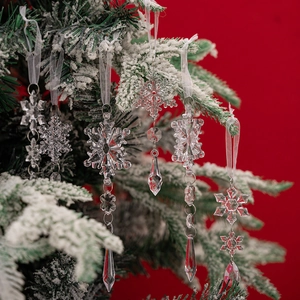 Detalle de copos de nieve y carámbanos de acrílico transparente en un árbol de Navidad