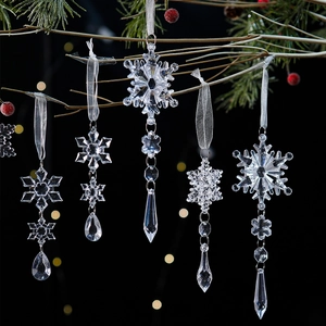 Set de 6 adornos de copos de nieve acrílicos en rama de pino con luces navideñas de bokeh
