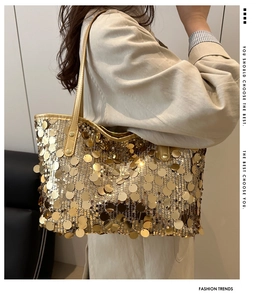 Dettaglio della borsa tote con paillettes dorate che mostra trama e vestibilità