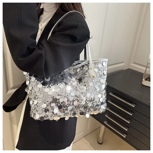 Dettaglio della borsa tote con paillettes argento che mostra scaglie e tracolla