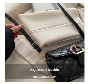Detailaufnahme der schwarzen Stepptasche mit verstellbaren goldfarbenen Metallschnallen