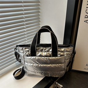 Borsa tote trapuntata argento con finitura metallizzata e tracolla regolabile