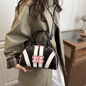 Sac bandoulière tendance en cuir noir avec bordure rose et design numéro 96 pour femme