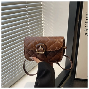 Details einer braun gesteppten PU-Umhängetasche mit Vintage-Schnalle und eleganter Kette