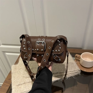 Bolso de hombro punk marrón con remaches plateados y hebilla de metal de estilo retro
