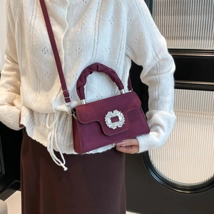 Sac à main élégant en daim bordeaux avec boucle en strass et poignée plissée