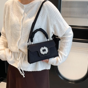 Sac bandoulière élégant en satin noir avec boucle rectangulaire en cristaux