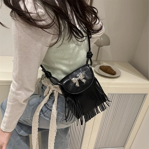 Sac seau élégant en cuir PU noir avec pompons, boucle nœud argenté et bandoulière