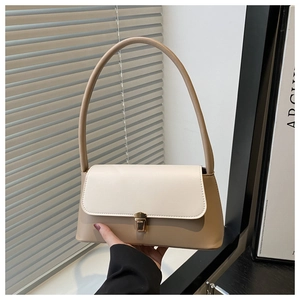 Dettaglio della borsa sottobraccio retrò con design bicolore e chiusura in metallo oro
