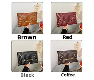 Pochettes enveloppes tressées en marron, rouge, noir et café avec garniture dorée