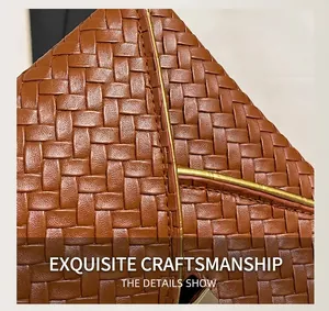Détails de la texture du cuir tressé marron et des coutures précises sur le bord du sac