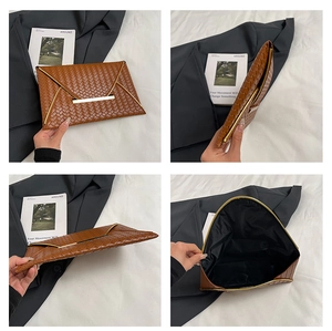Vue détaillée de la pochette enveloppe tressée marron avec bord doré et structure interne