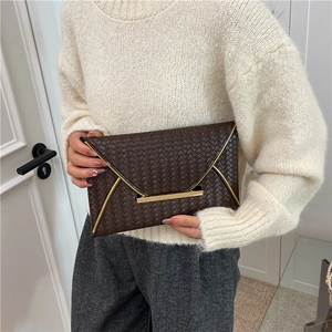 Pochette enveloppe classique en cuir tressé marron foncé avec fermoir en métal doré