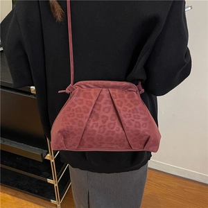 Modische Cloud-Tasche mit Leopardenmuster in tiefem Burgunderrot und weicher PU-Falte