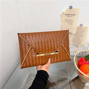 Braune Clutch in Weboptik mit Goldrand und Metallverschluss im schicken Design