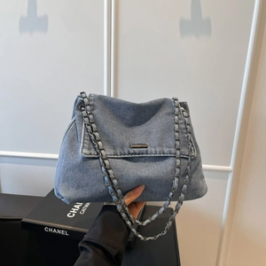 Detailansicht der Denim-Tragetasche mit Kettenriemen und Metallverschluss