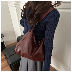 Vue détaillée du grand sac hobo bordeaux montrant la texture du cuir souple