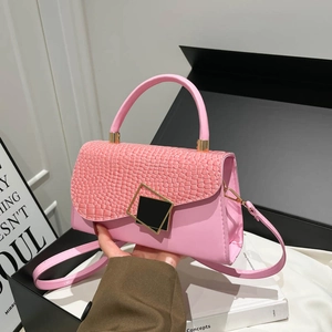 Rosafarbene Schultertasche mit Krokoprägung und geometrischer Goldschnalle für Damen