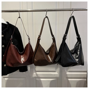 Sacs hobo rétro en rouge bordeaux, marron foncé et noir avec bandoulière ajustable