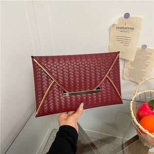 Dunkelrote geflochtene Umschlag-Clutch mit goldenen Details für formelle Abendessen