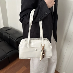 Bolso de hombro blanco en ecocuero con cuentas de madera en interior moderno