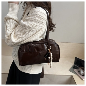 Detalle del bolso tote marrón oscuro con cuero PU brillante y adorno de cuentas único