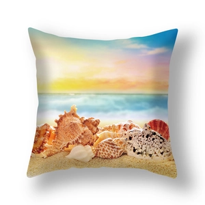 Détail de l'imprimé coquillages de mer sur une taie d'oreiller carrée thème plage au coucher du soleil