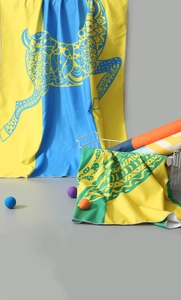Asciugamani da spiaggia in microfibra con motivi mandala blu e floreali nel cesto