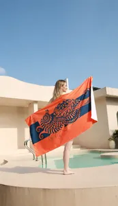 Detailansicht eines orangefarbenen schnelltrocknenden Strandtuches mit blauem Muster