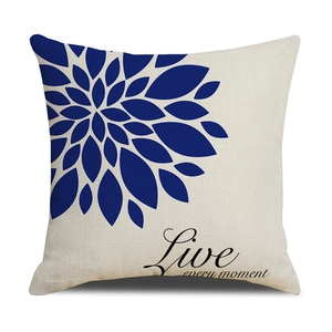 Leinen-Kissenhülle mit blauem Blumenmuster und Live every moment Text auf weißem Grund