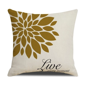 Detail eines Leinenkissenbezugs mit Sonnenblume und 'Live every moment' Schriftzug